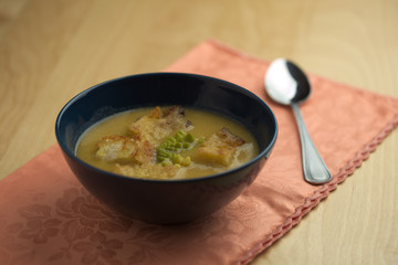 Zuppa di cavolfiore nella ciotola