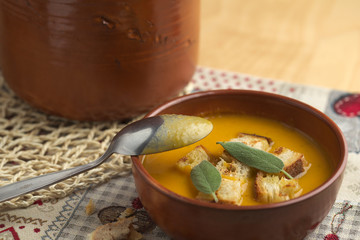 Zuppa di zucca e porri, con foglie di salvia. 