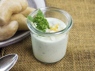 Grüne Sauce mit Eiern und Kartoffeln