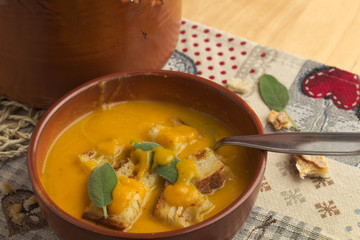 Zuppa di zucca e porri, con foglie di salvia. 