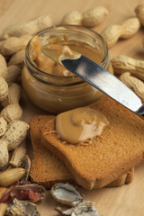 Burro di arachidi con fette biscottate 