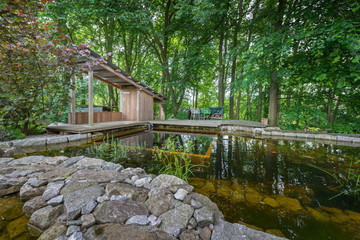 Fototapeta na wymiar Traumhafter Badeteich im natürlich gestalteten Garten 