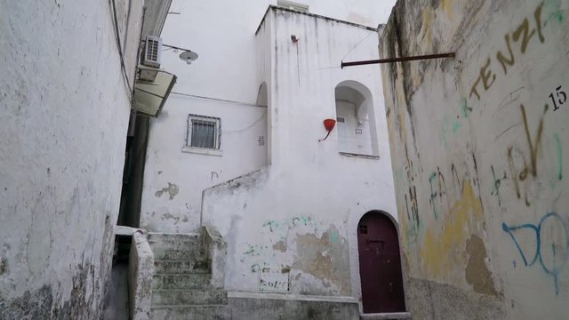 15159_Metal_rods_on_the_white_walls_of_the_street.mov