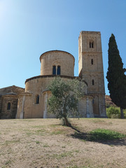 Fototapeta na wymiar Sant Antimo abbey in Montalcino