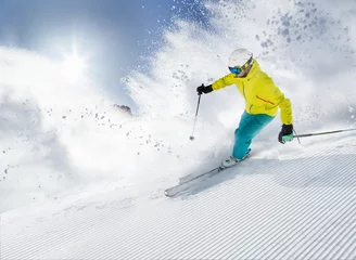 Crédence de cuisine en verre imprimé Sports dhiver Skier skiing downhill in high mountains