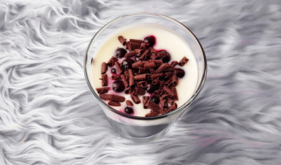 молочный коктейль с шоколадной крошкой и ягодами, диета