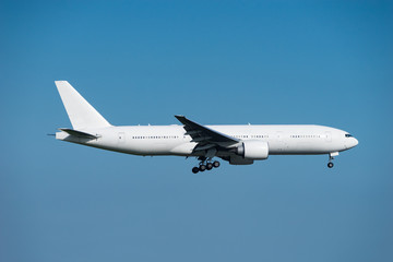 Fototapeta na wymiar Boeing 777-200ER landing
