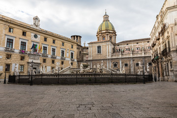 Obraz premium Famous fountain of shame on baroque Piazza Pretoria, Palermo, Sicily, Italy
