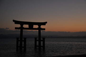 夕焼けと鳥居
