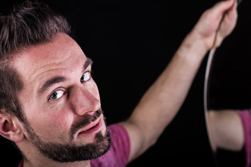 Fototapeta premium Mann mit Spiegel in der Hand