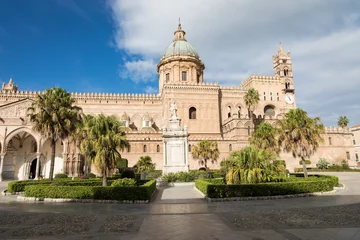 Deurstickers De kathedraal van Palermo is de kathedraalkerk van het rooms-katholieke aartsbisdom Palermo in Sicilië, Zuid-Italië. © Curioso.Photography