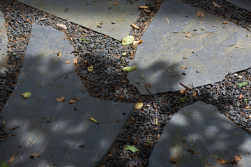 Weg aus Steinplatten