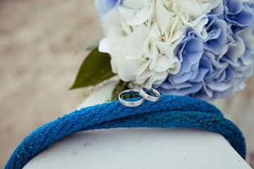 Obraz premium Brautstrauß mit Hortensien und Eheringe