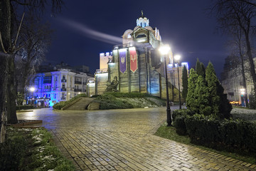 Obraz premium KYIV, UKRAINE: DECEMBER 03, 2017: Illuminated Golden Gates and Yaroslav the Wise monument. Selective focus with wide angle lens