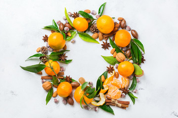 Obraz na płótnie Canvas Christmas wreath with spices and tangerine