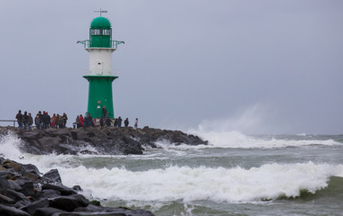 Obraz premium ein Leuchtturm in Warnemünde ( Deutschland ) an der Ostsee bei stürmischem Wetter