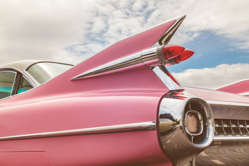 Achterkant van een roze klassieke auto