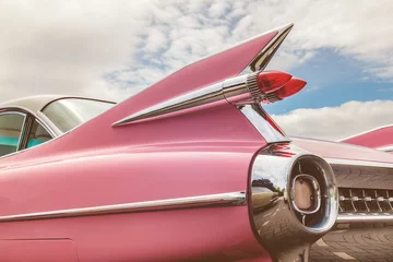 Keuken foto achterwand Schip Achterkant van een roze klassieke auto