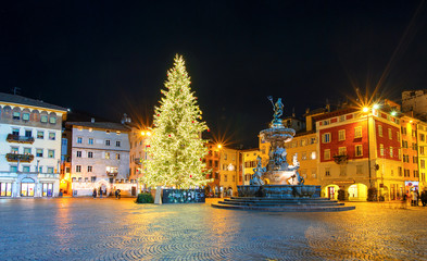 Piazza Duomo a Trento con albero di Natale