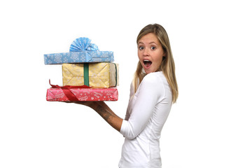 Hübsche blonde Frau mit Weihnachtsgeschenn begeistert 