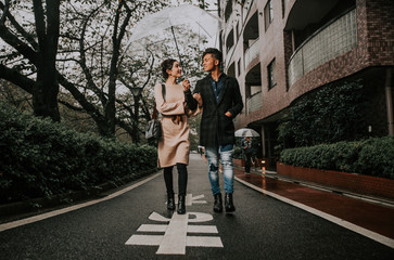 Obraz premium Młoda japońska para spędza razem czas w Tokio
