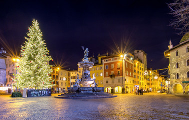 Albero di Natale e fontana del Nettuno in piazza Duomo a Trento