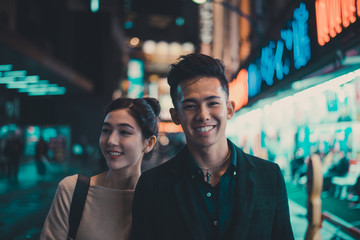 Naklejka premium Młoda japońska para spędza razem czas w Tokio
