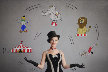 femme jonglant avec numéros de cirque vintage