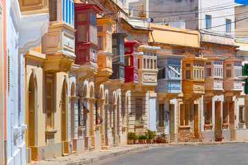 Fototapeta premium Tradycyjne maltańskie kolorowe drewniane balkony w Sliema, Malta