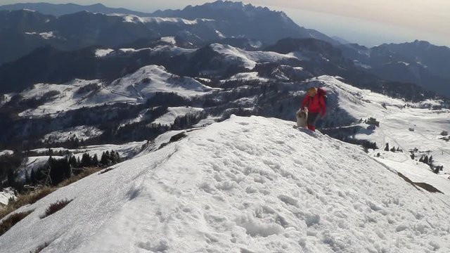 Trekking con racchette sulla neve 