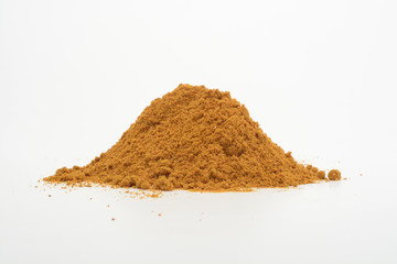 Curry picante sobre fondo blanco