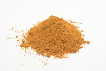 Curry picante sobre fondo blanco