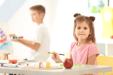Obraz na płótnie Canvas Little children painting at table