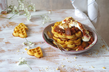 frische Waffeln mit Pflaumenkompott, Schlagsahne und Zimt