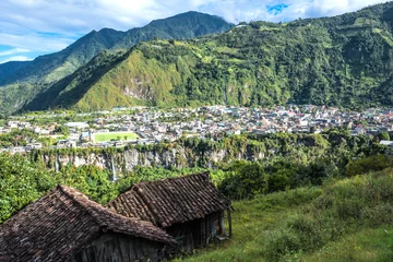 Gordijnen City of Baños de Agua Santa in the Andes of Ecuador © Kseniya Ragozina