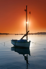 silhouette de voilier dans le golfe du Morbihan