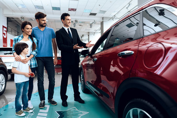 A young family came to the car showroom to choose a new car.