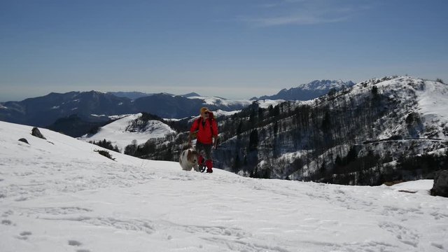 Trekking su nevaio di montagna in inverno