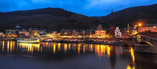 Festbeleuchtung in Bernkastel-Kues zur Weihnachtszeit © EKH-Pictures