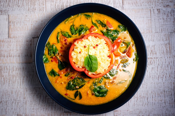 reis curry mit spinat und tomaten