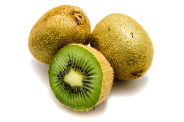 Kiwi Kiwis Kiwifrüchte kiwifrucht isoliert freigestellt auf weißen Hintergrund, Freisteller


