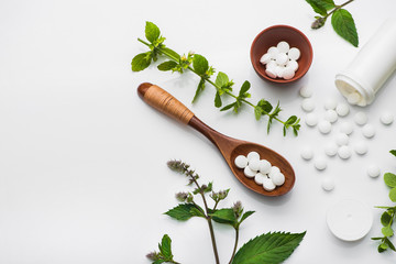 Organic medical pills with herbal plant - obrazy, fototapety, plakaty