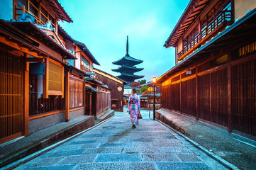 Naklejka premium Azjatycka kobieta ubrana w tradycyjne japońskie kimono na Yasaka Pagoda i Sannen Zaka Street w Kioto, Japonia.