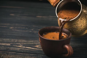Foto op Plexiglas Koffie Turkse koffie schenken