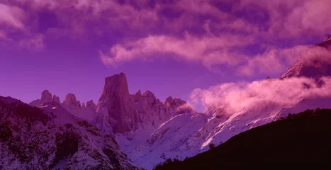 Fototapete Violett Naranjo de Bulnes (bekannt als Picu Urriellu) im Nationalpark Picos de Europa.