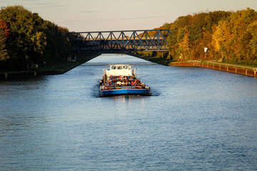Mittellandkanal bei Braunschweig mit Tankschiff 