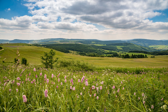 Blick von der Wasserkuppe auf die Rh&ouml;n