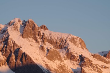 Alba sul pascolo innevato