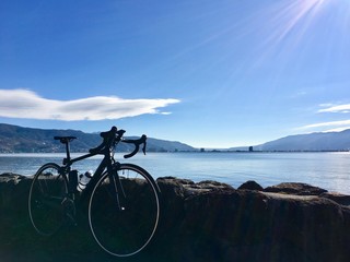 Fototapeta premium 湖とロードバイク 