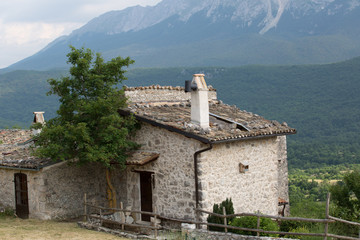 Anticha casa restaurata in un villaggio di montagna abbandonato, al orizzonte Monte Di Canale,...